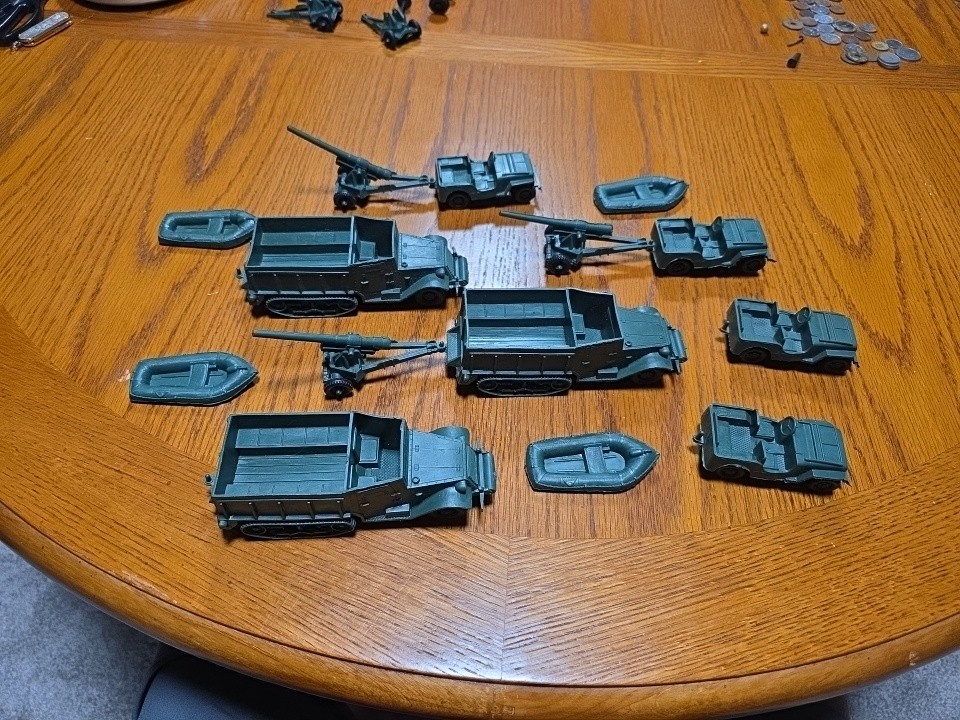 Lot Vintage Marx Battleground  vehicles. 4 jeeps. 3 halftracs 3 cannons  4 rafts