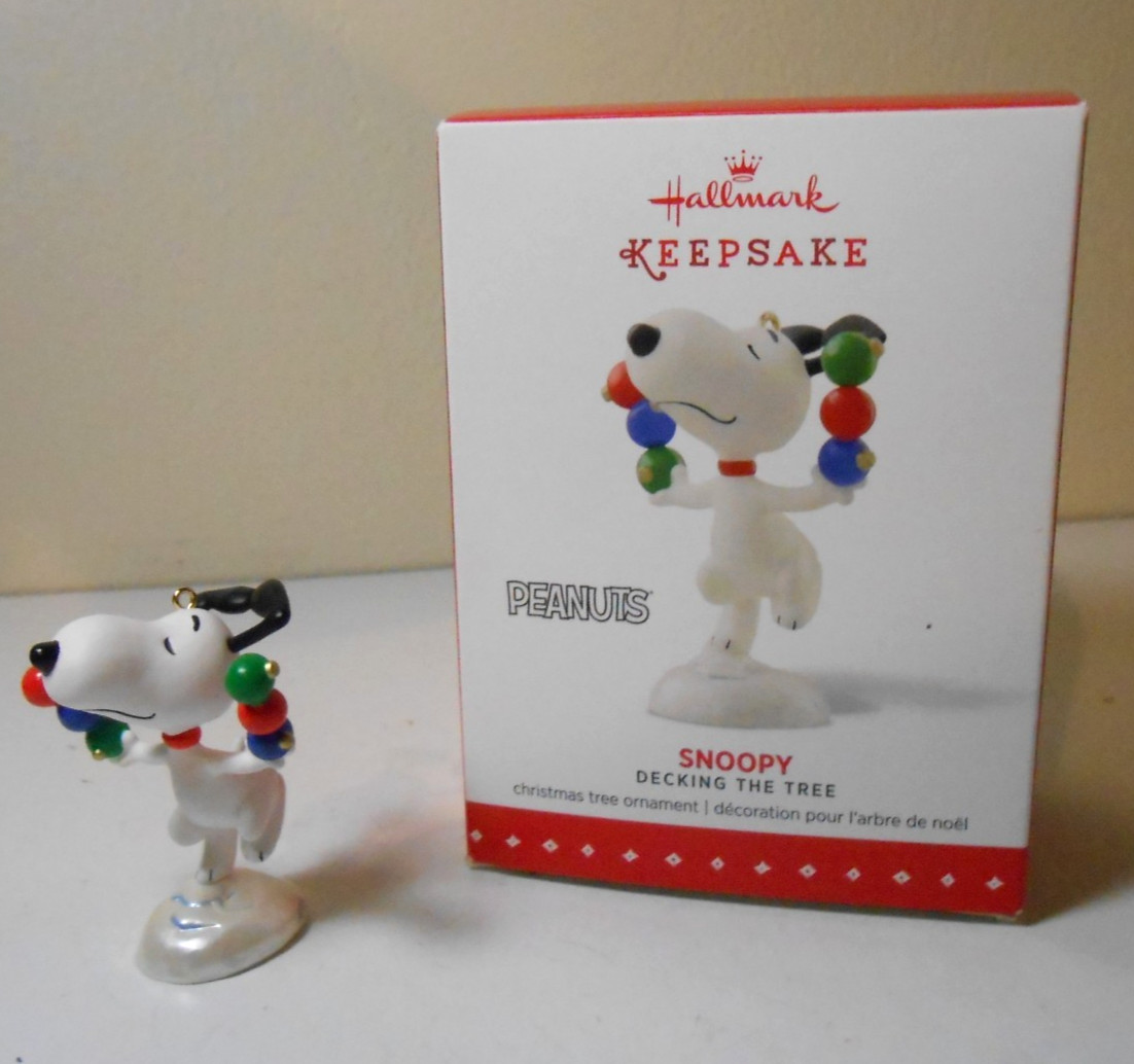 2015 Hallmark Ornament Peanuts Gang Snoopy Decking the Tree