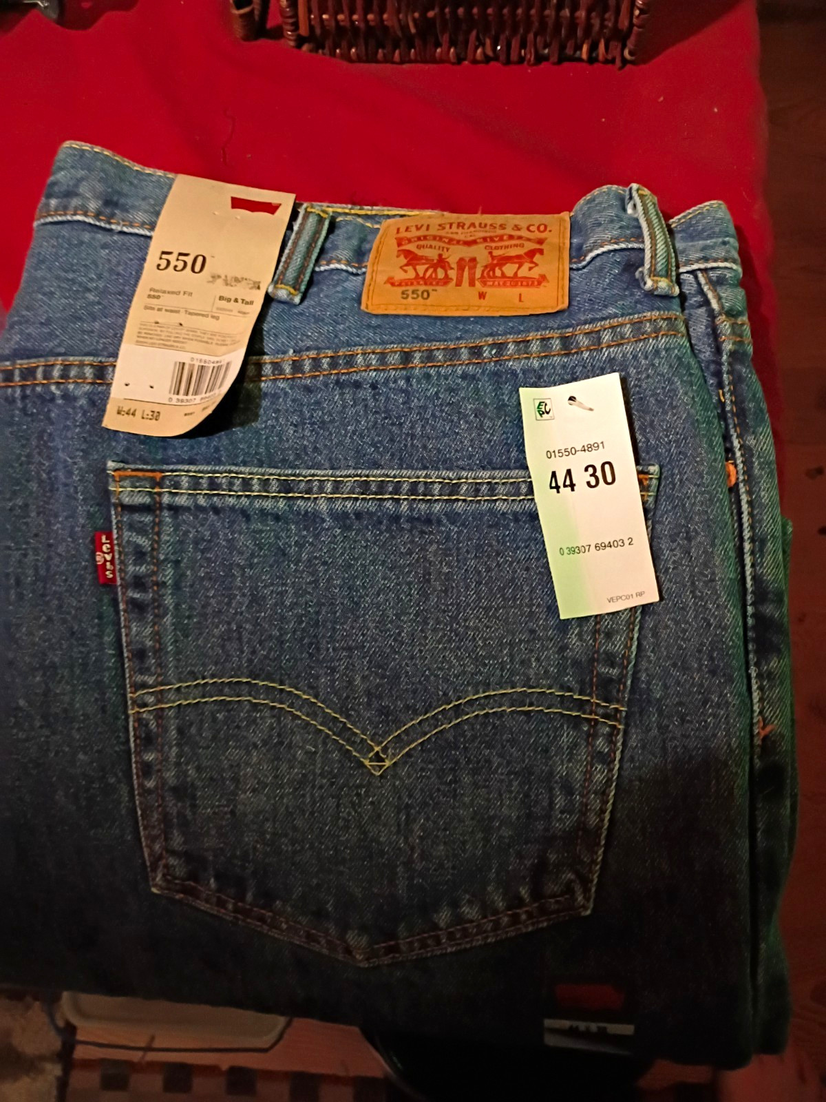 Levi\'s 550 Relaxed Fit Blue Denim Jeans Medium Wash 44W x 31L Tapered Levi\'s 550 Relaxed Fit Blue Denim Jeans Medium Wash 44W x 31L Tapered