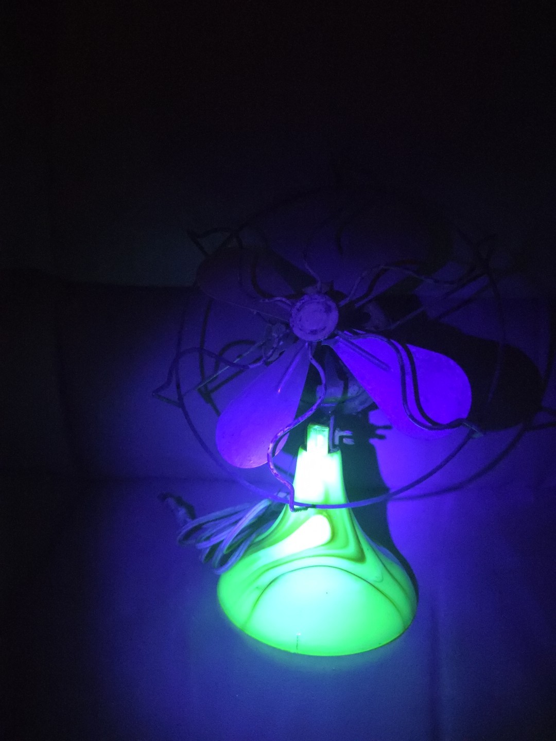 Uranium Glass Vidrio / Desk Fan Slag Glass *** READ *** Uranium Glass Vidrio / Desk Fan Slag Glass *** READ ***