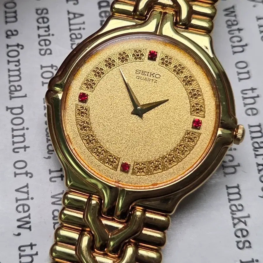 Vintage Seiko 7N00 Quartz Gold Textured Dial 4 Red Points V-Link Super Rare