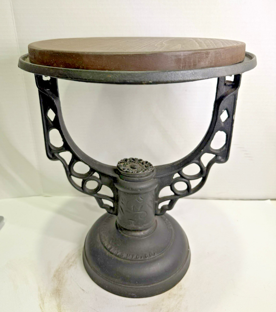 Antique Richmond Foundry & MFG. Co Cast Iron Stool 15.5\