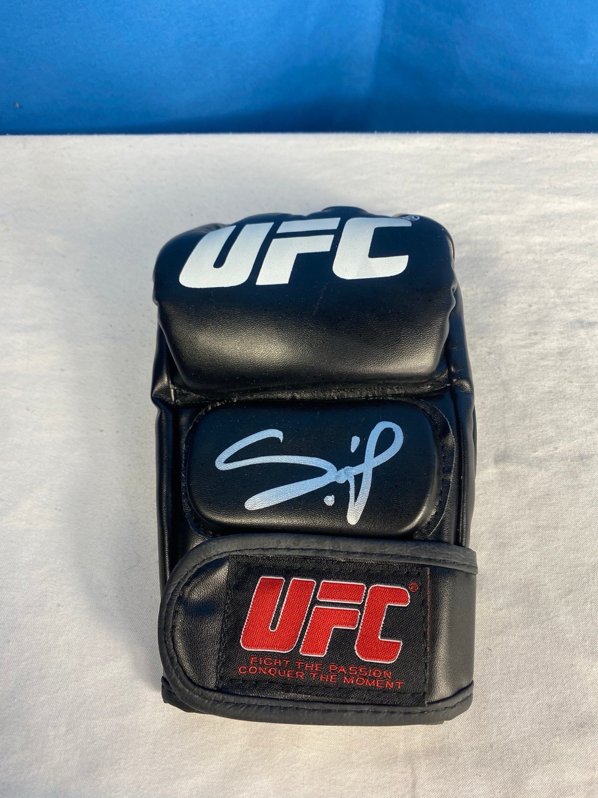 Francis Ngannou Signed UFC Glove Autographed BAS COA Francis Ngannou Signed UFC Glove Autographed BAS COA