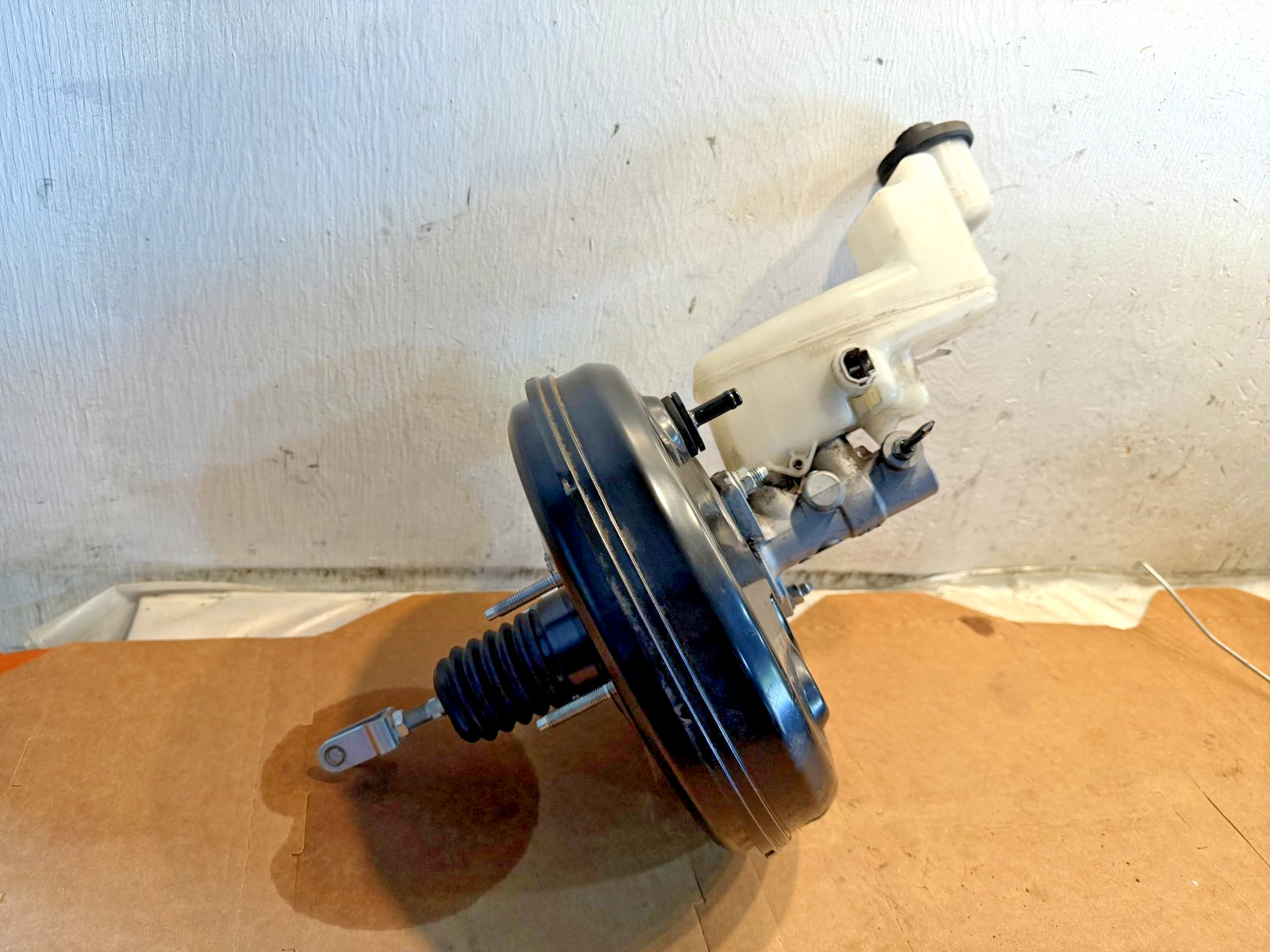 2007-11 TOYOTA CAMRY POWER BRAKE BOOSTER CYLINDER ASSEMBLY 131010-14971 OEM 2007-11 TOYOTA CAMRY POWER BRAKE BOOSTER CYLINDER ASSEMBLY 131010-14971 OEM