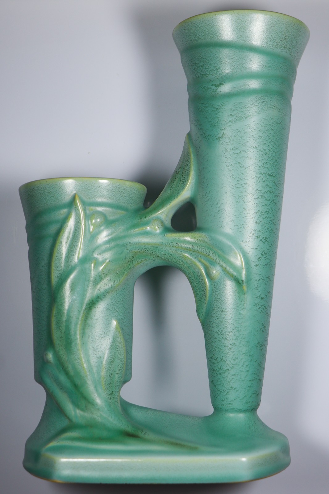 1935 Roseville Art Pottery Velmoss II Crystal Green Double Bud Vase #116-8 Label