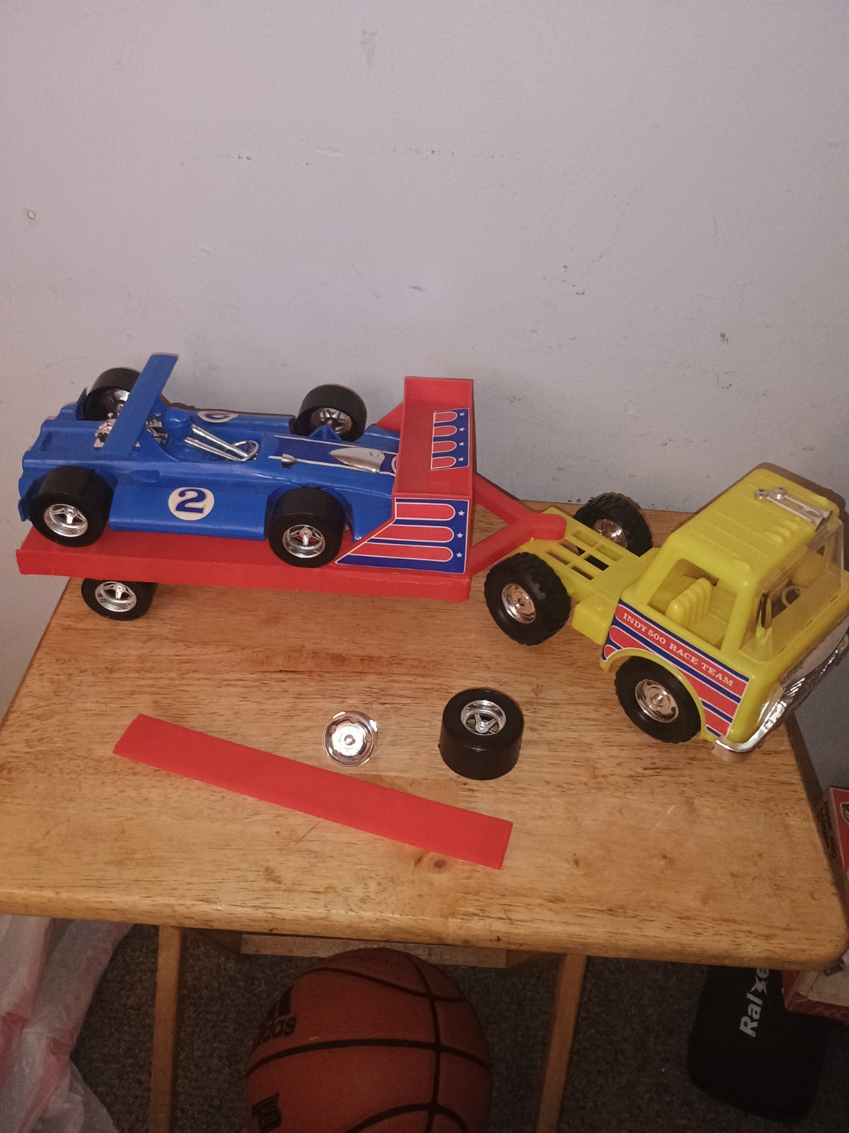 VINTAGE LINDBERG SNAP-FIT INDY 500 RACING TEAM TRUCK & INDY CAR/ w BOX