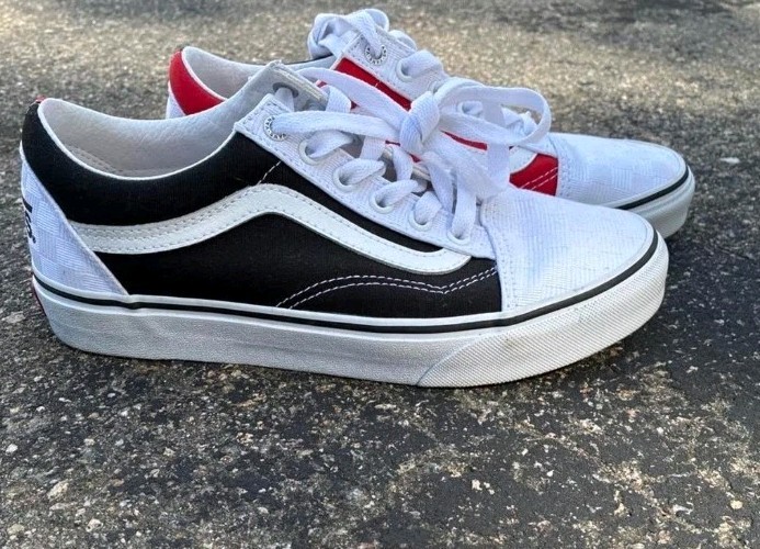 Old Skool 2-Tone Sneakers Skate Shoes Black/Red Vans Size Mens 6 Womens 7.5 Old Skool 2-Tone Sneakers Skate Shoes Black/Red Vans Size Mens 6 Womens 7.5