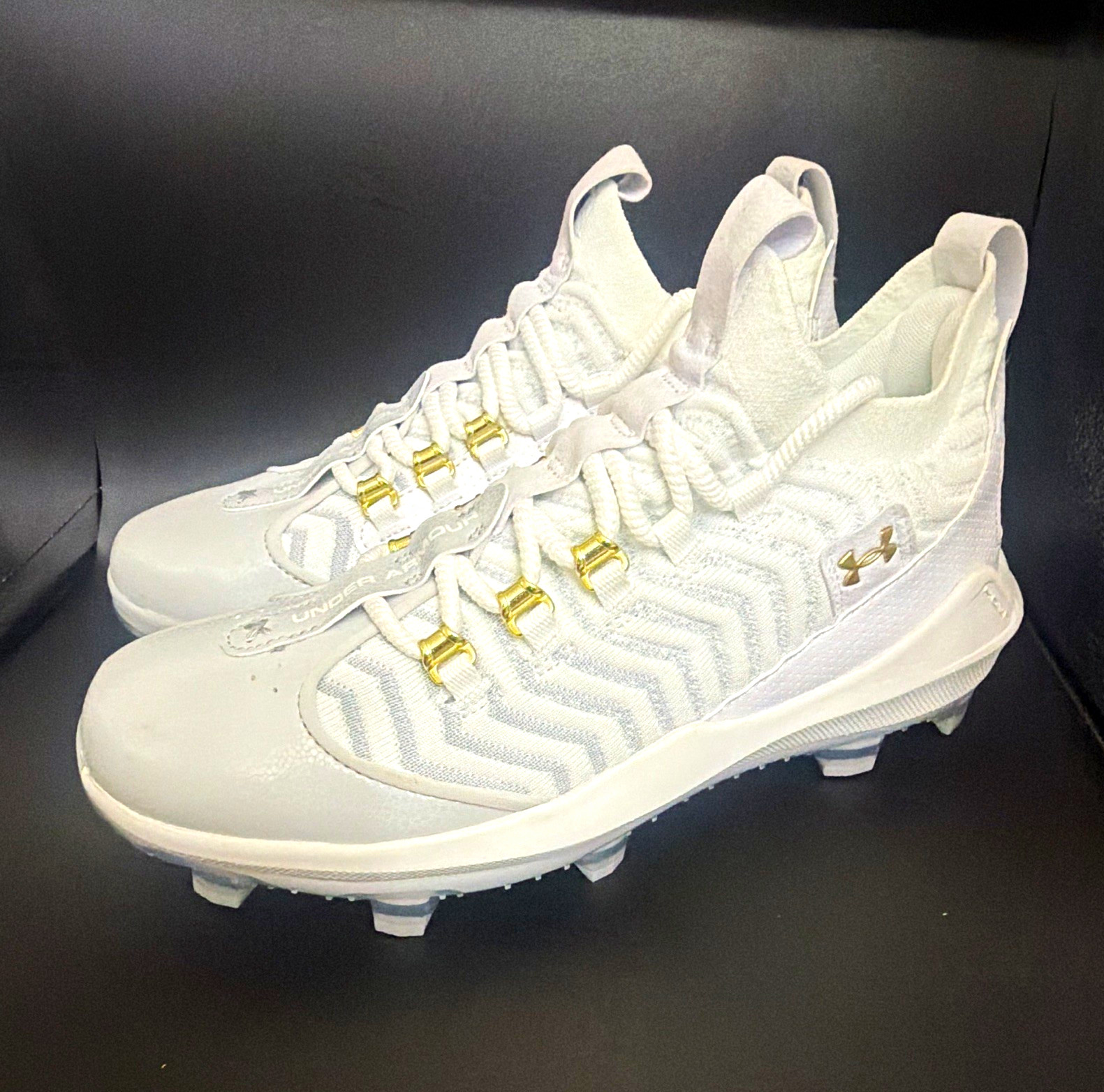 Under Armour Molded Baseball/Softball Cleats White/Gold Sz 8.5 Under Armour Molded Baseball/Softball Cleats White/Gold Sz 8.5