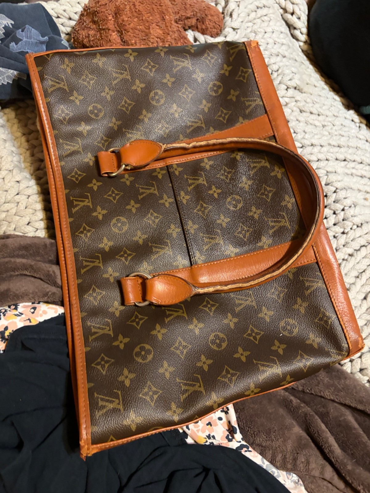 This is an authentic LOUIS VUITTON Vintage Sac Weekend PM.  864 TH
