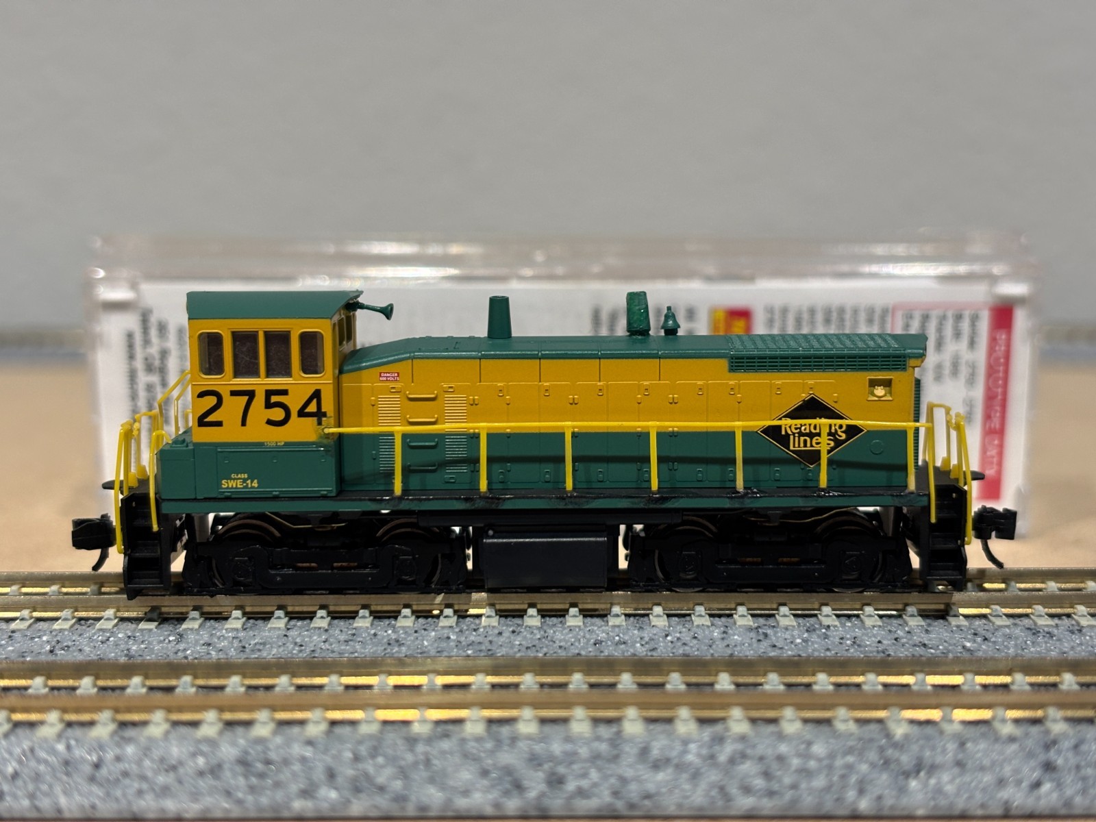 Micro Trains N Scale Reading SW1500 #2754 Standard DC