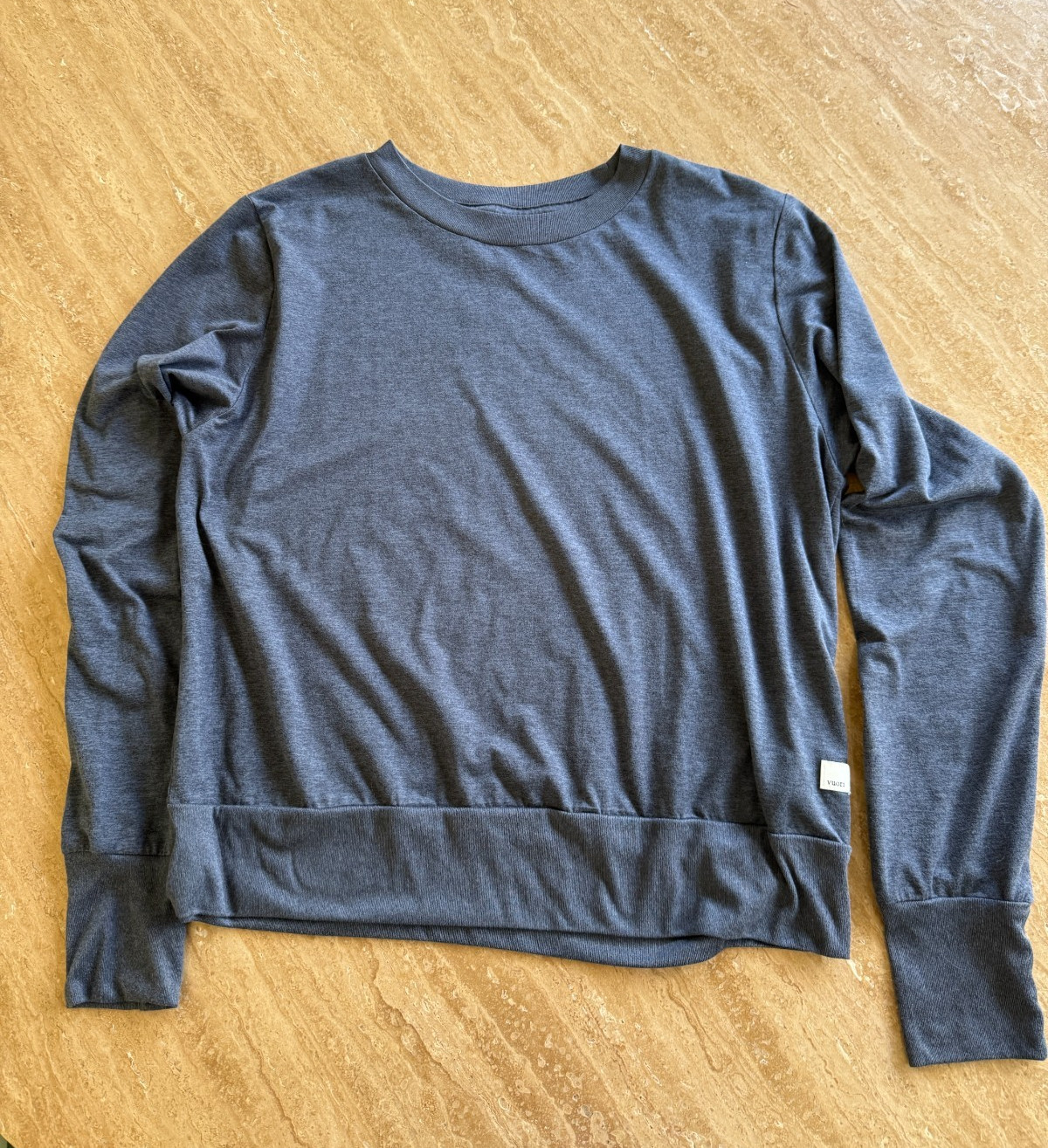 Vuori Womens L Blue Gray Daydream Long Sleeve Crew Neck Lightweight Top VW 133 Vuori Womens L Blue Gray Daydream Long Sleeve Crew Neck Lightweight Top VW 133