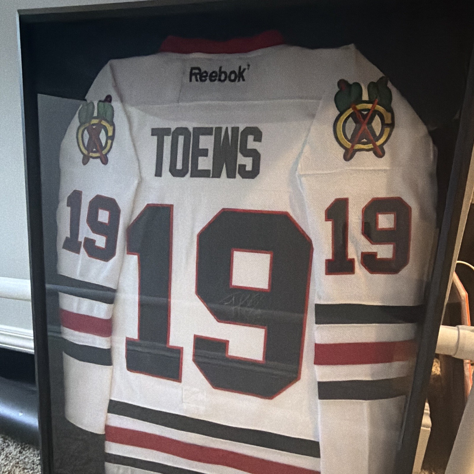 Autographed Jonathon Toews Chicago BlackHawks Jersey