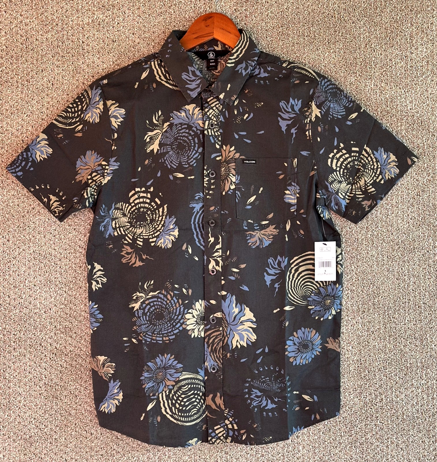 Volcom Delusional Flower Men\'s Woven Short Sleeve Button Up Shirt Size Small NWT Volcom Delusional Flower Men\'s Woven Short Sleeve Button Up Shirt Size Small NWT