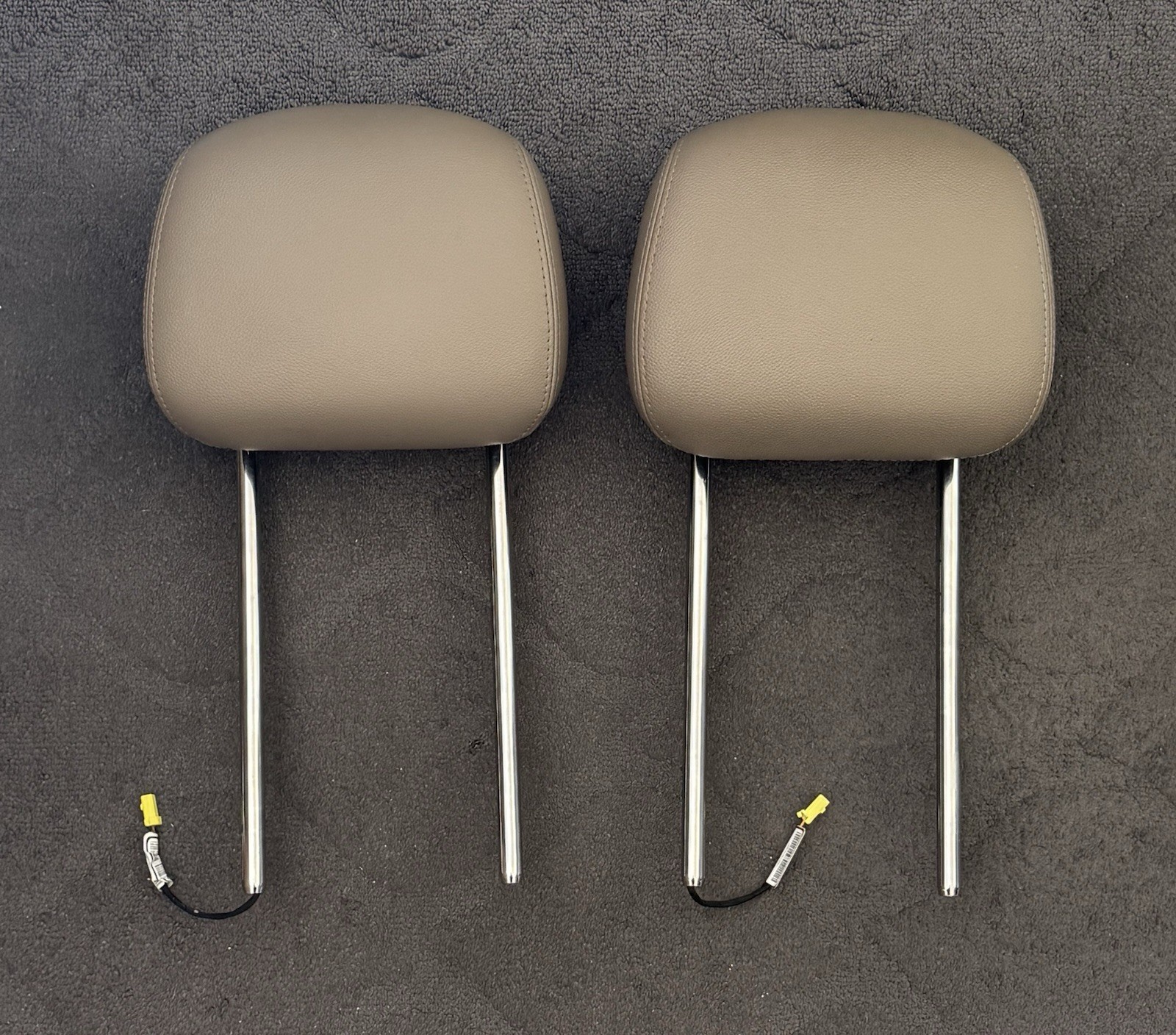 11-16 Chrysler TOWN COUNTRY Active Front Headrest Left/Right Leather Tan Brown 11-16 Chrysler TOWN COUNTRY Active Front Headrest Left/Right Leather Tan Brown