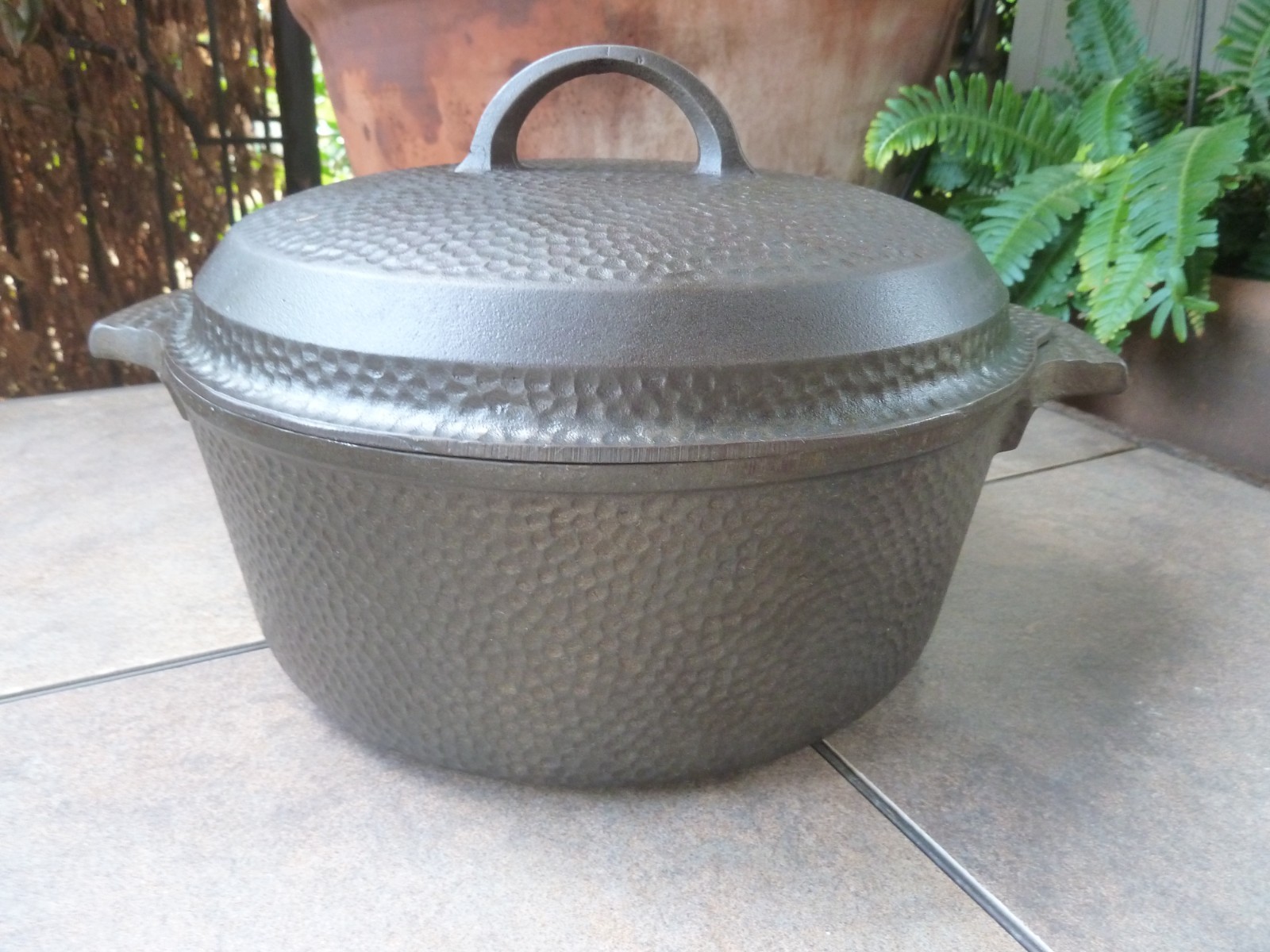 Rare Hammered GRISWOLD No. 8 Hinged Lid Cast Iron Dutch Oven Small Logo 2058