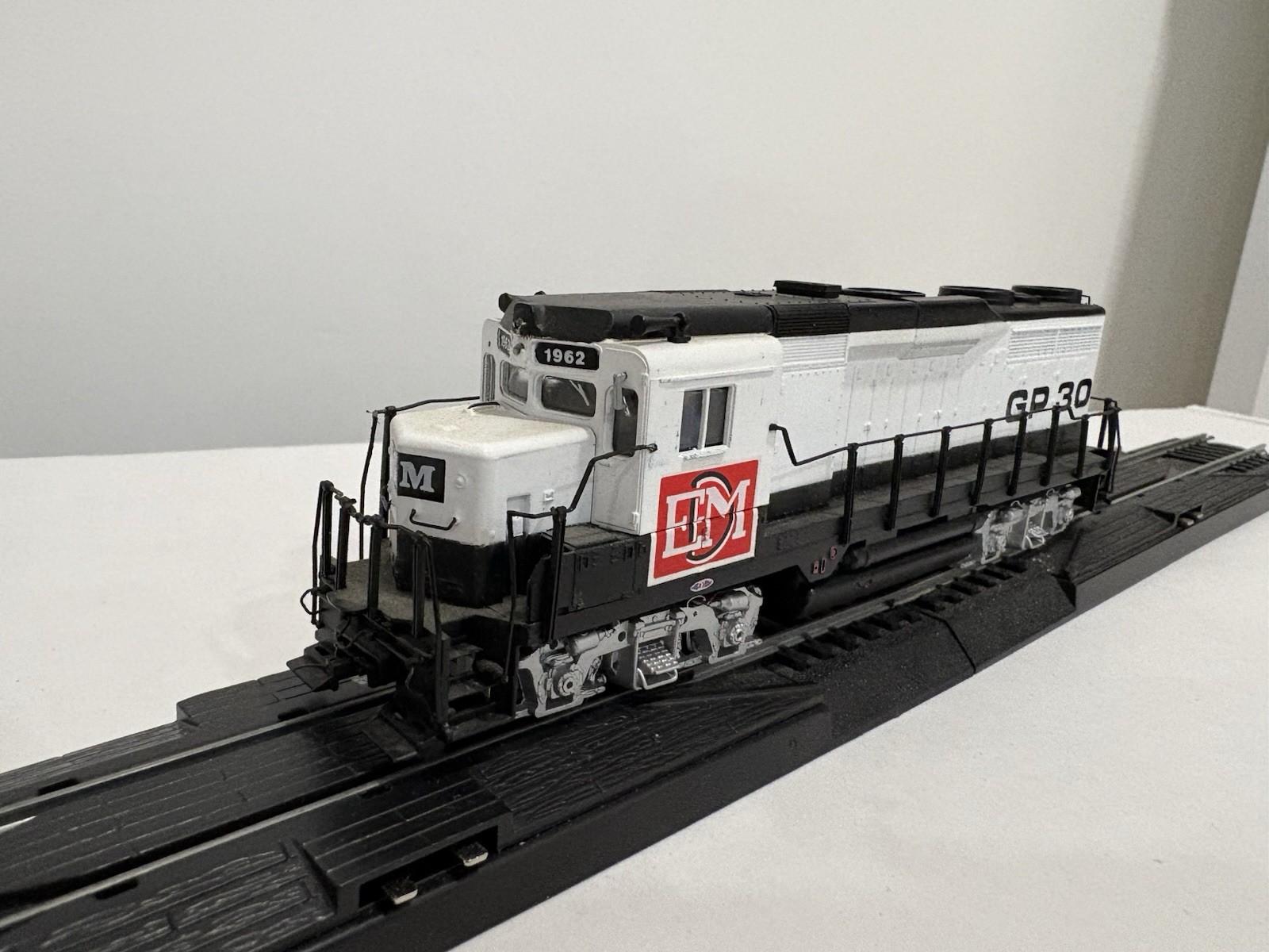Bachman spectrum EMD GP30 1962 Locomotive Model – White & Black EMD Livery