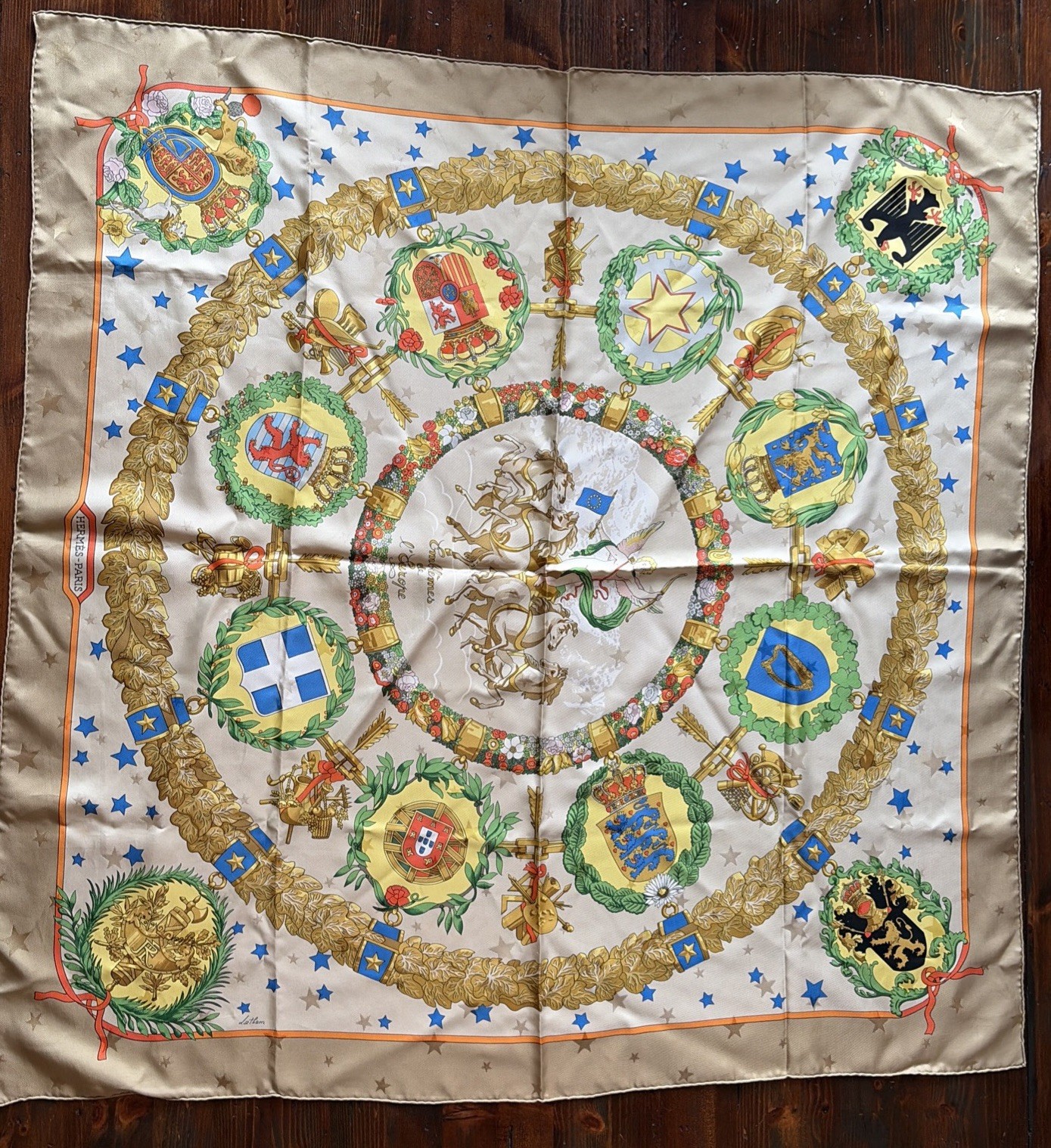 Hermes Carre 90 Silk Scarf Emblèmes de l\'Europe EU Very Good Condition Hermes Carre 90 Silk Scarf Emblèmes de l\'Europe EU Very Good Condition