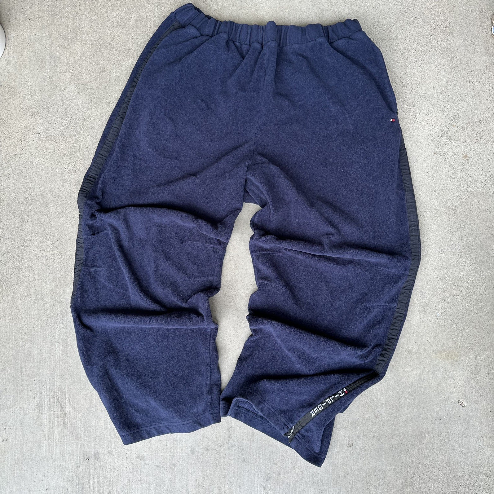 VTG 1990s Tommy Hilfiger Navy Blue Fleece Sweatpants Relaxed Zip Hem XXL VTG 1990s Tommy Hilfiger Navy Blue Fleece Sweatpants Relaxed Zip Hem XXL