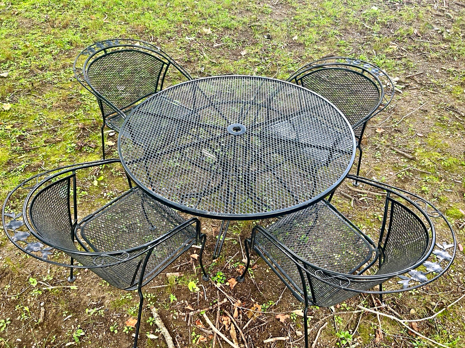 Vintage Woodard Round Patio Dining Set, 5-Piece Table & 4 Chairs