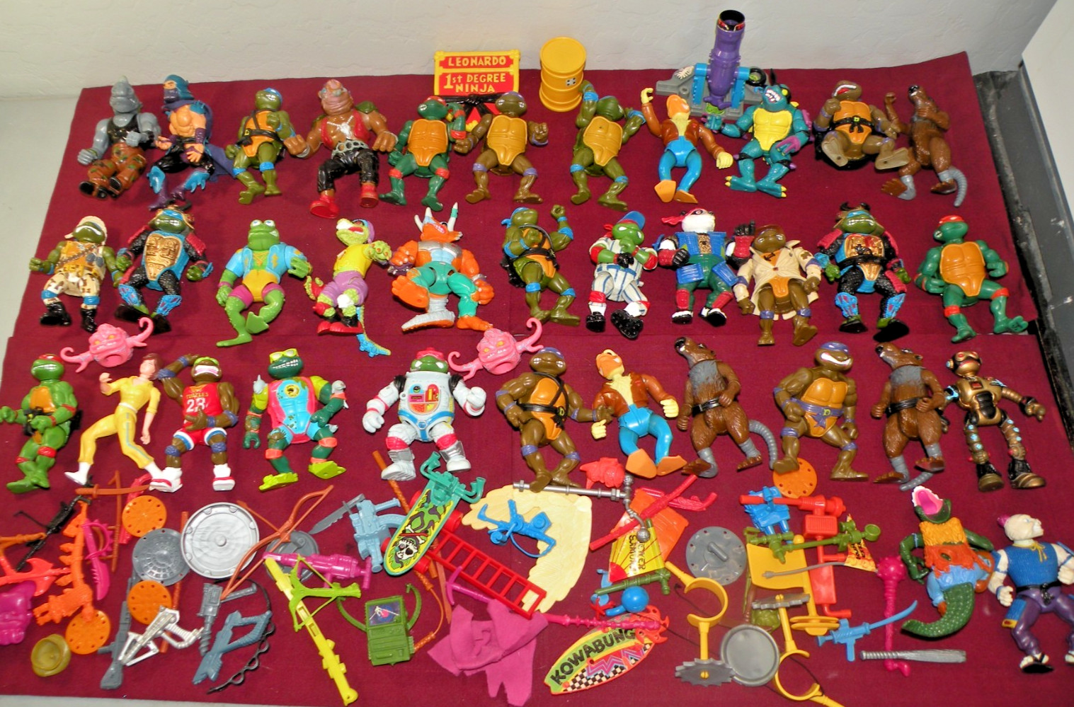 Lot Of 35 Vintage TMNT Teenage Mutant Ninja Turtles Action Figures & Accessories