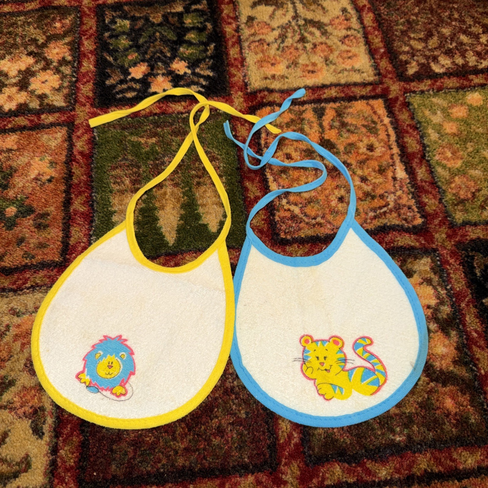 PR Vintage 1980s Baby Bibs Lion Tiger Graphic Prop