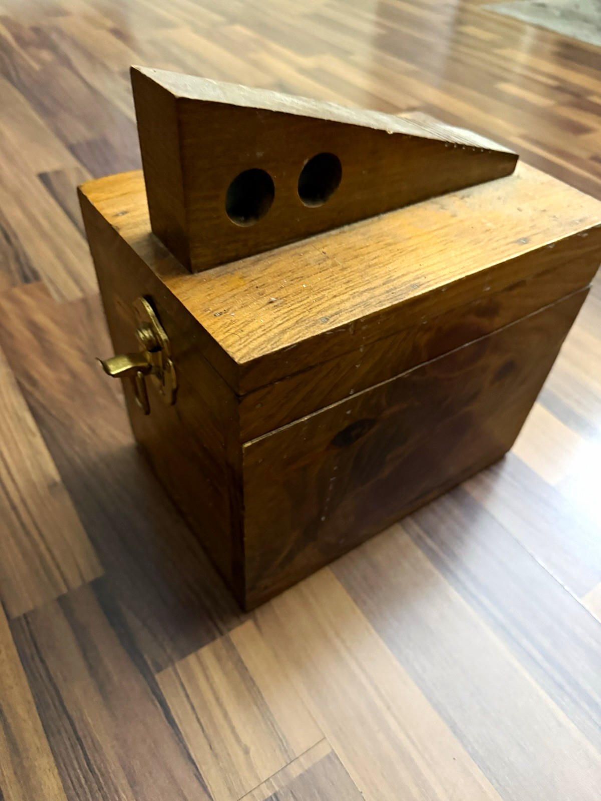 Vintage 1950s - 1970s Rustic Wood Shoe Shine Box w/ Lid Handle Lock BrassLatch Vintage 1950s - 1970s Rustic Wood Shoe Shine Box w/ Lid Handle Lock BrassLatch