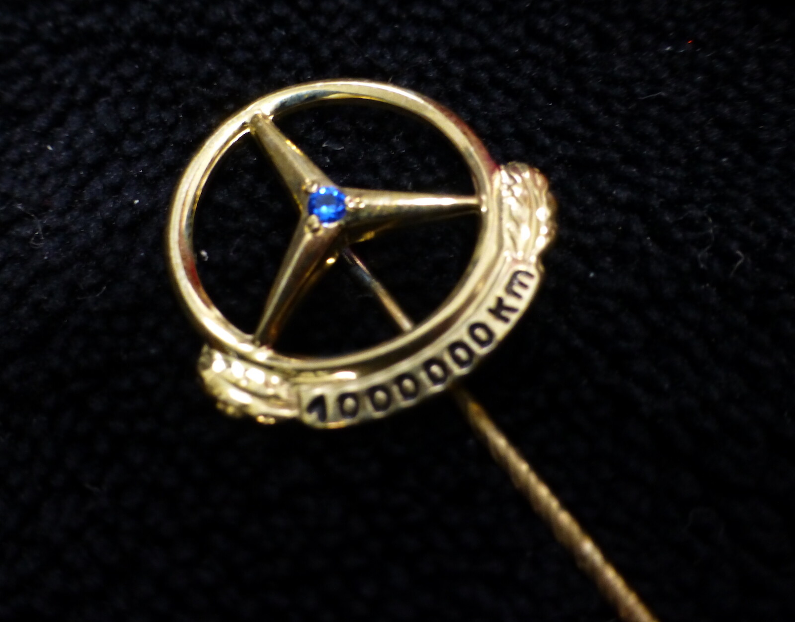 Mercedes-Benz 1,000,000 km 333 GOLD / Sapphire Stick pin w/ Box. Very rare NOS