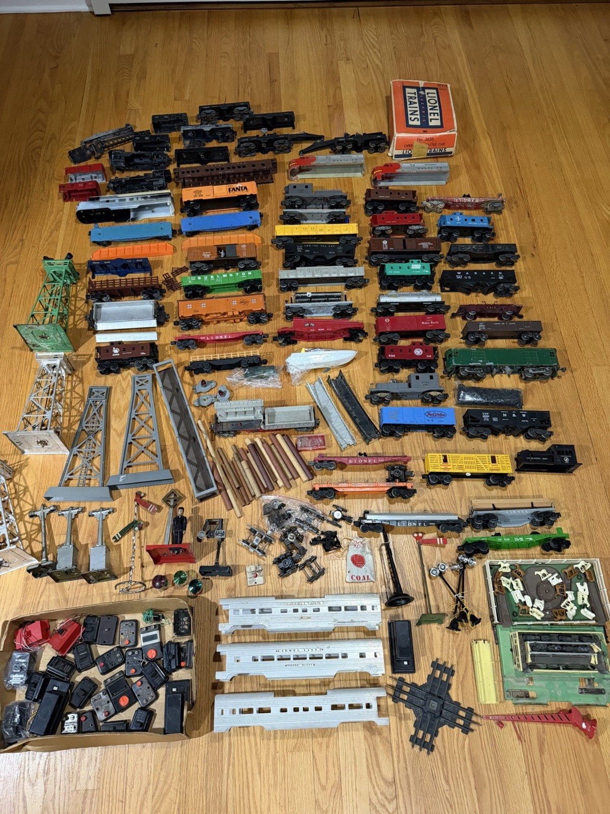 LARGE LOT Vtg LIONEL Trains Classics Parts Engines Cars Box Cattle Railroad LARGE LOT Vtg LIONEL Trains Classics Parts Engines Cars Box Cattle Railroad