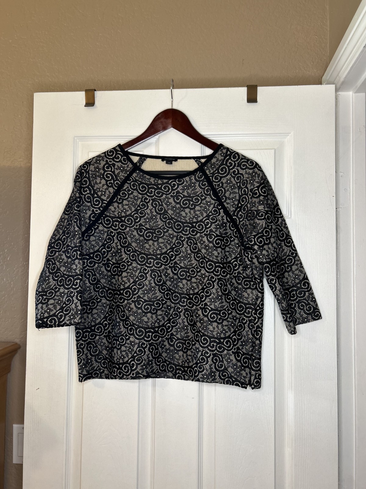 Ann Taylor Women\'s DRESSY Top Size M-Blk/white paisley lace/sweater lined- EUC