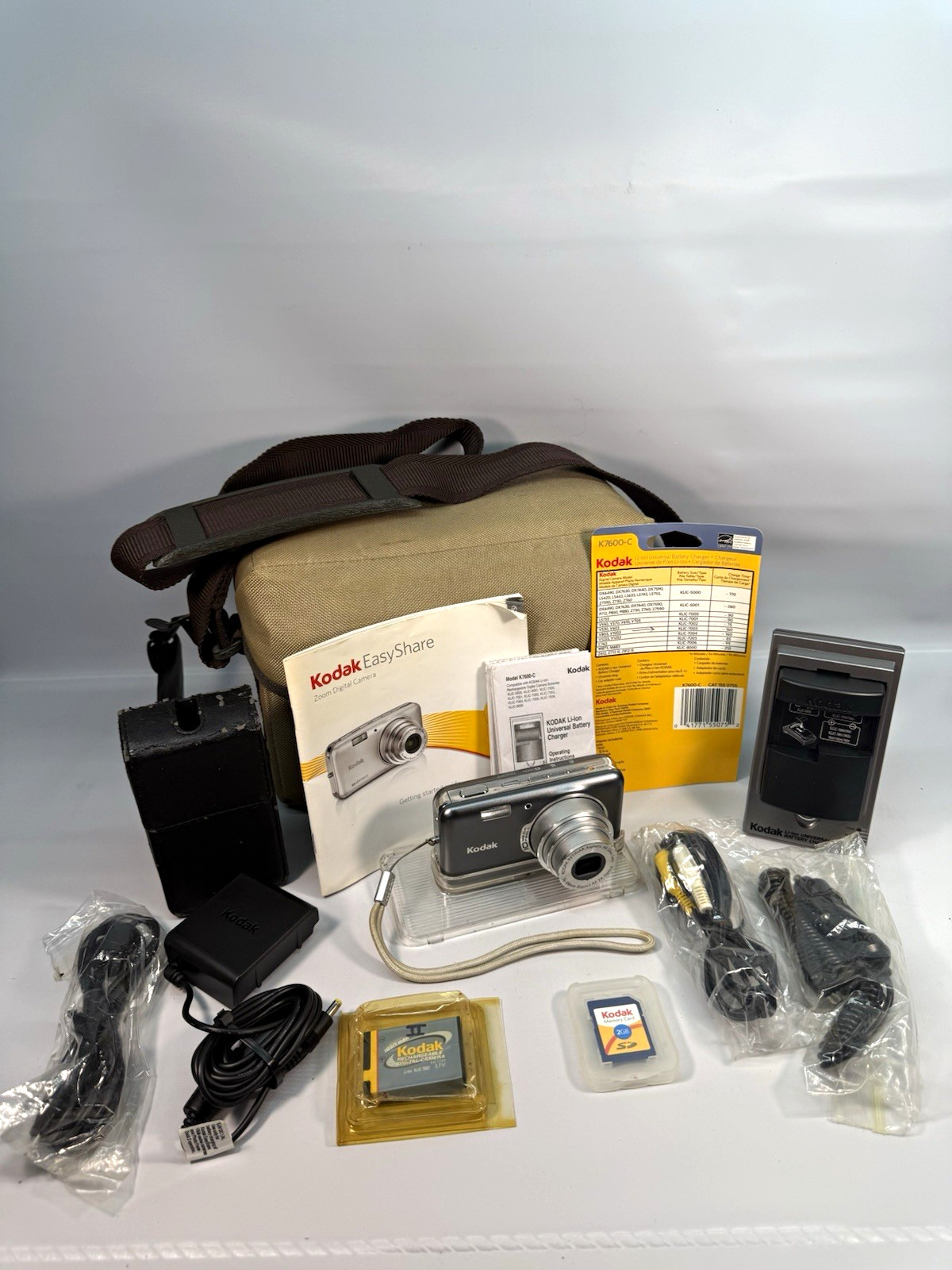 Kodak EasyShare V1003 10MP Digital Camera Complete Bundle w/ Case etc Read