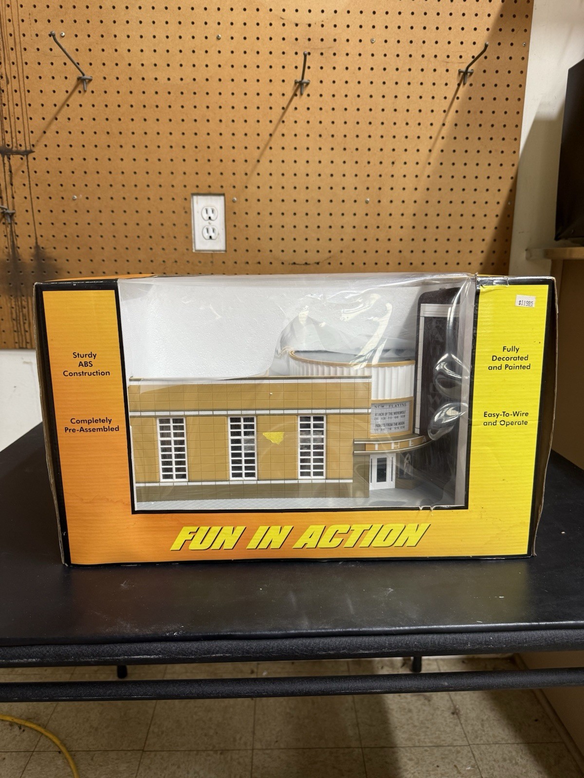 MTH 30-9054 RAILKING LIghted MOVIE THEATER WITH SCROLLING MARQUEE with box MTH 30-9054 RAILKING LIghted MOVIE THEATER WITH SCROLLING MARQUEE with box