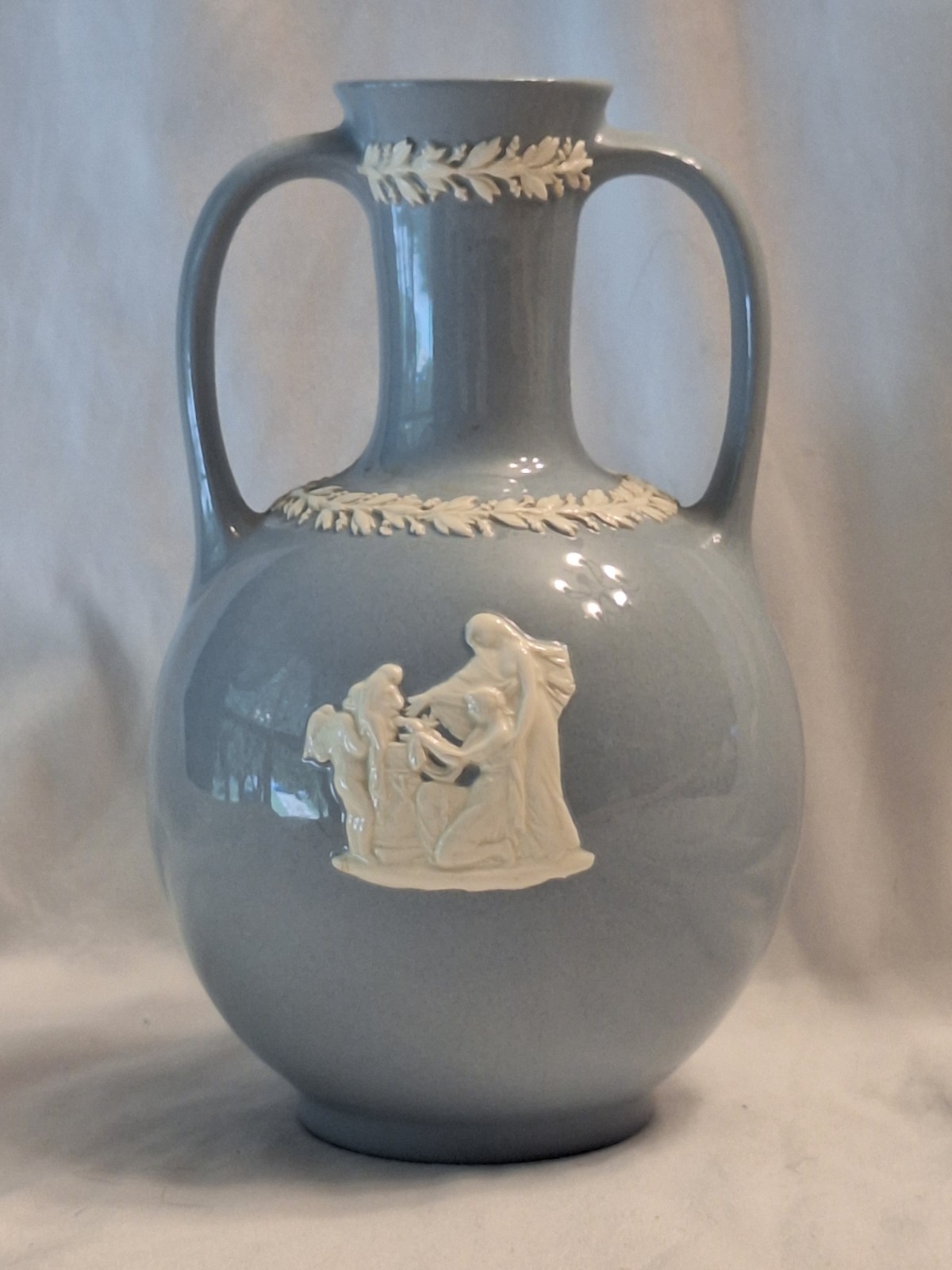 Vtg Wedgwood Blue & White Queensware Trophy Vase Barlaston of Etruria 6.5 Vtg Wedgwood Blue & White Queensware Trophy Vase Barlaston of Etruria 6.5