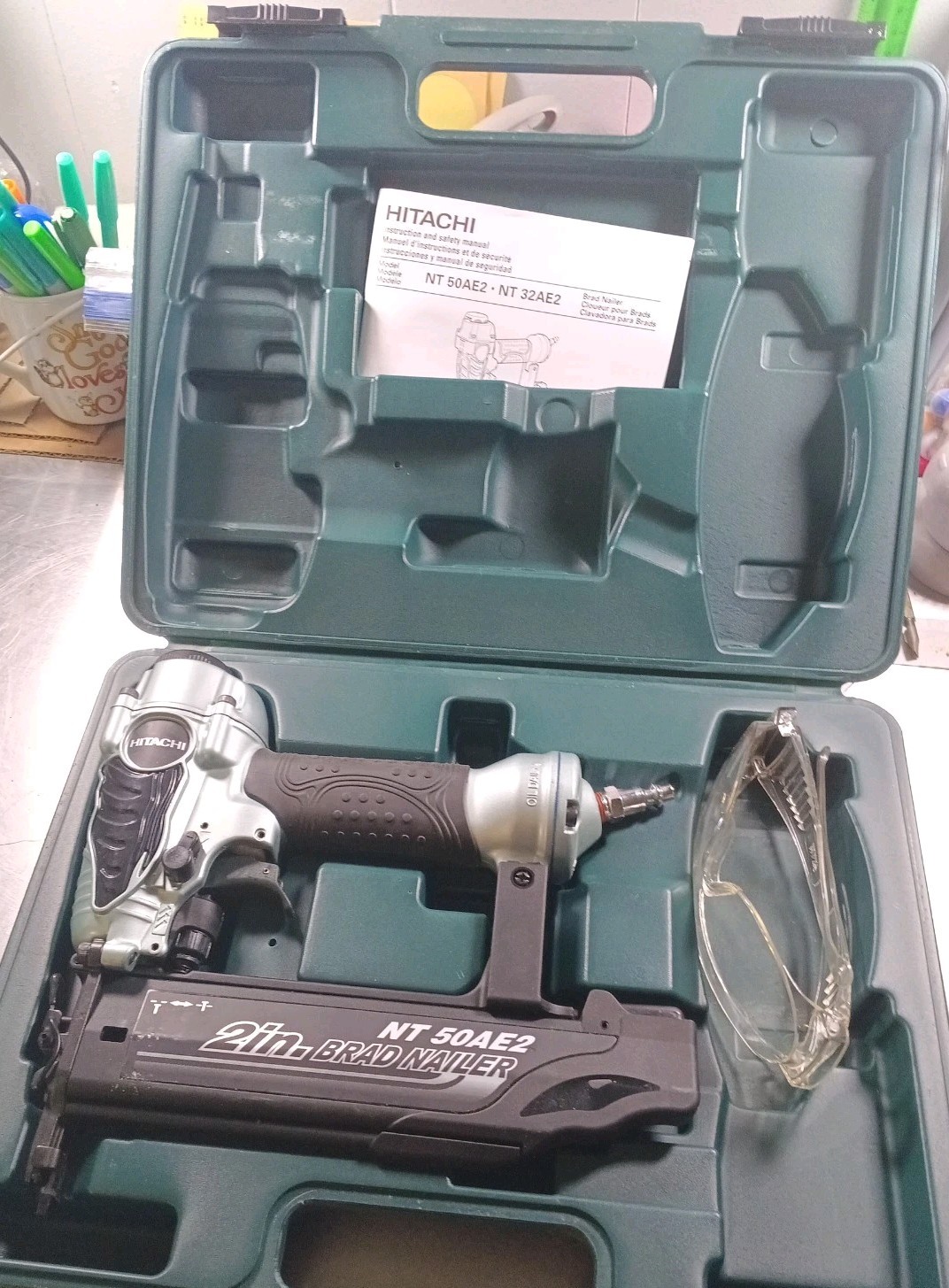 Hitachi ~ NT 50AE2 Brad Nailer Pneumatic, w/ Case & Safety Glasses 