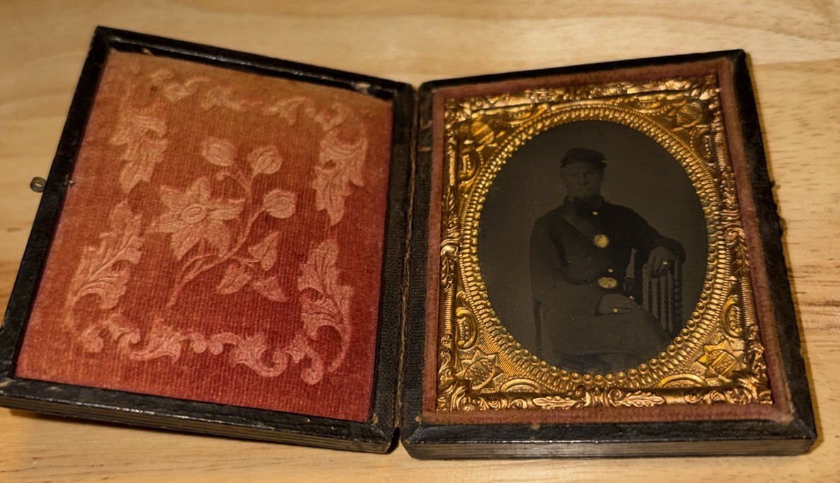 Original 1860s Tintype Civil War Soldier 1/6 Photo Percha Case