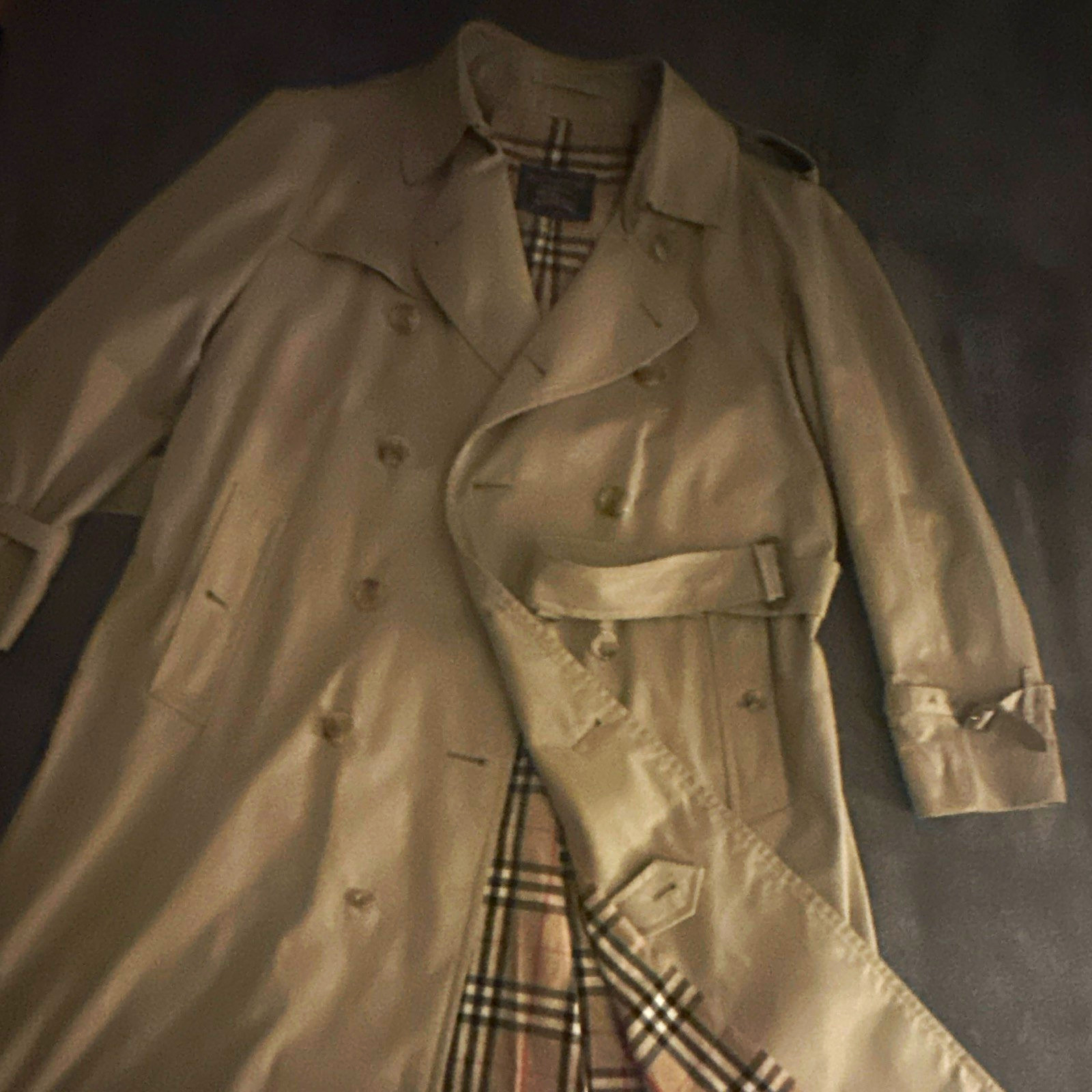Burberrys London Men\'s Beige Double-Breasted Trench Coat Plaid Lining pre-1999. Burberrys London Men\'s Beige Double-Breasted Trench Coat Plaid Lining pre-1999.