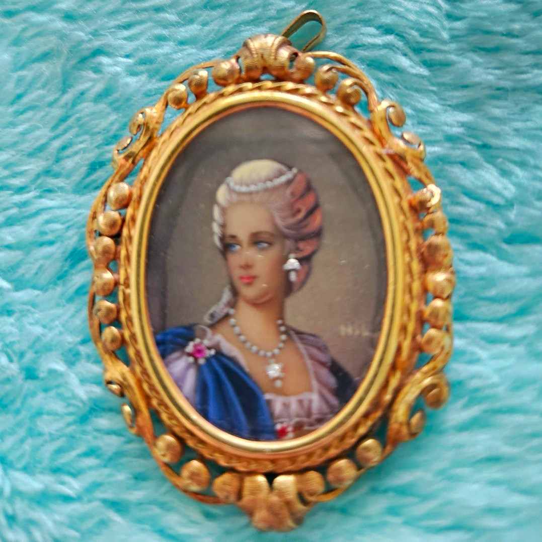 Vintage Italian 18k yellow gold 18th century noblewoman accented with gemstones
