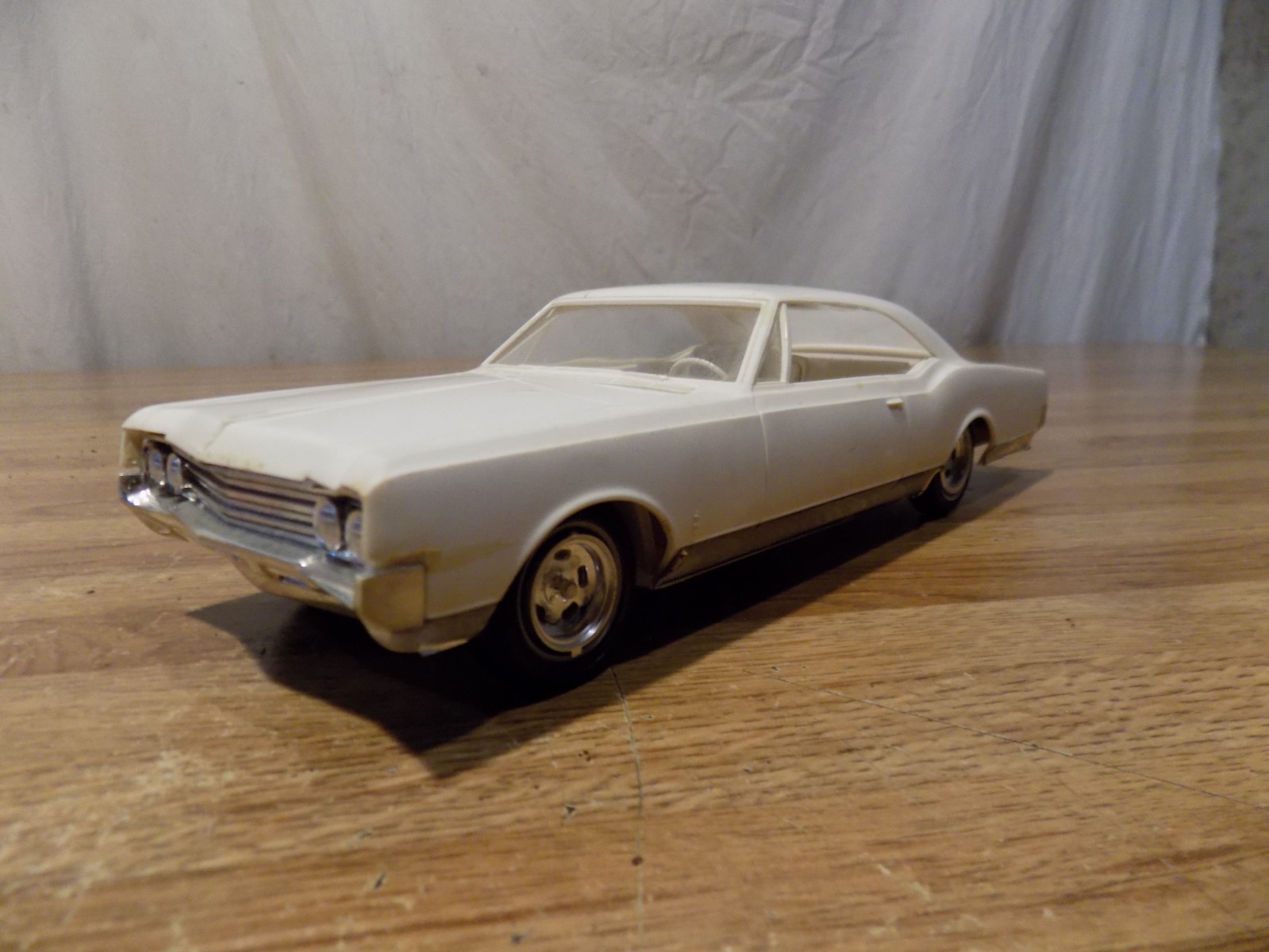 AMT 1965 OLDSMOBILE DYNAMIC 88 FASTBACK VINTAGE MODEL CAR MPC ROCKET OLDS WHITE
