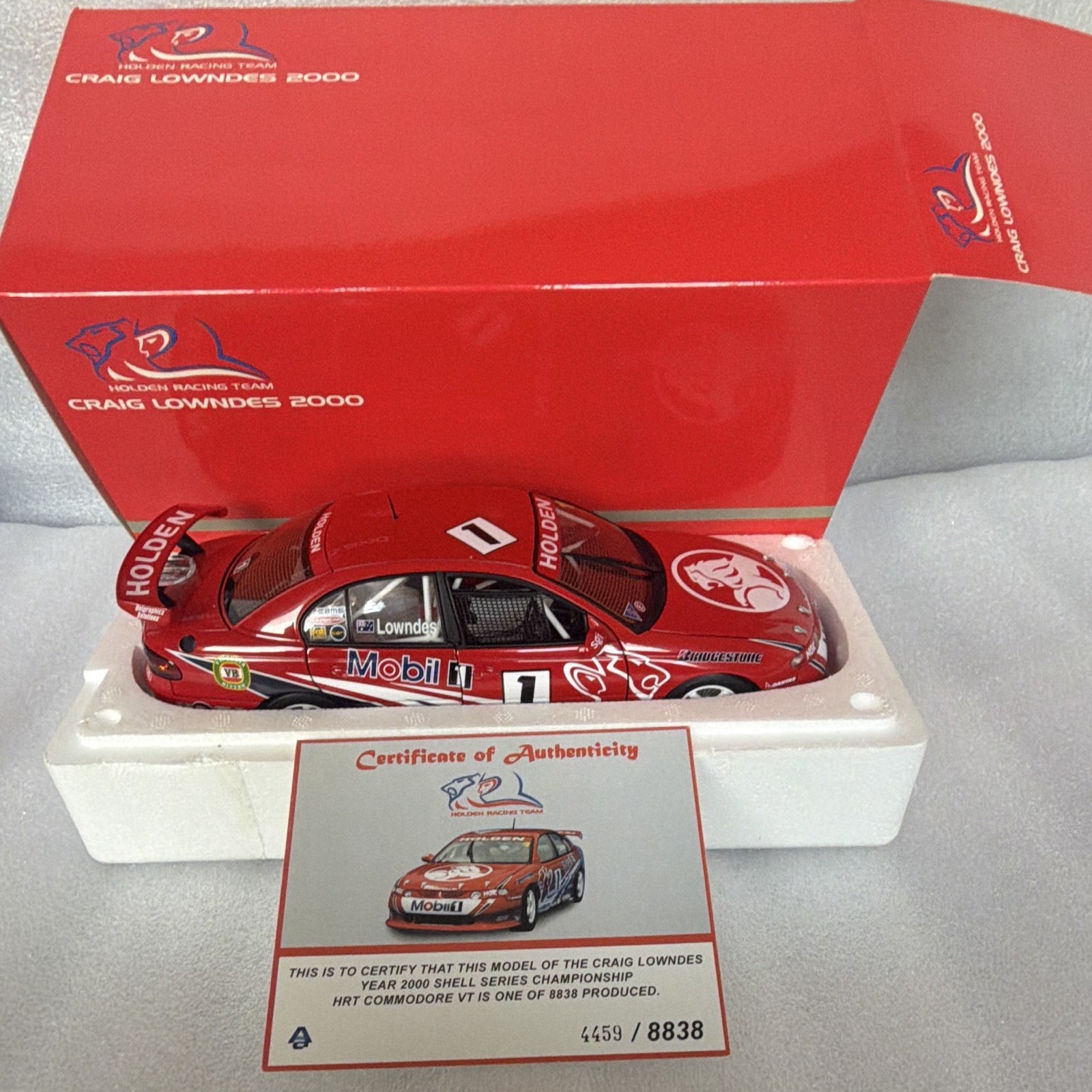 Holden Racing Team 1/18 Holden Commodore VT Craig Lowndes 2000 LE Case Holden Racing Team 1/18 Holden Commodore VT Craig Lowndes 2000 LE Case