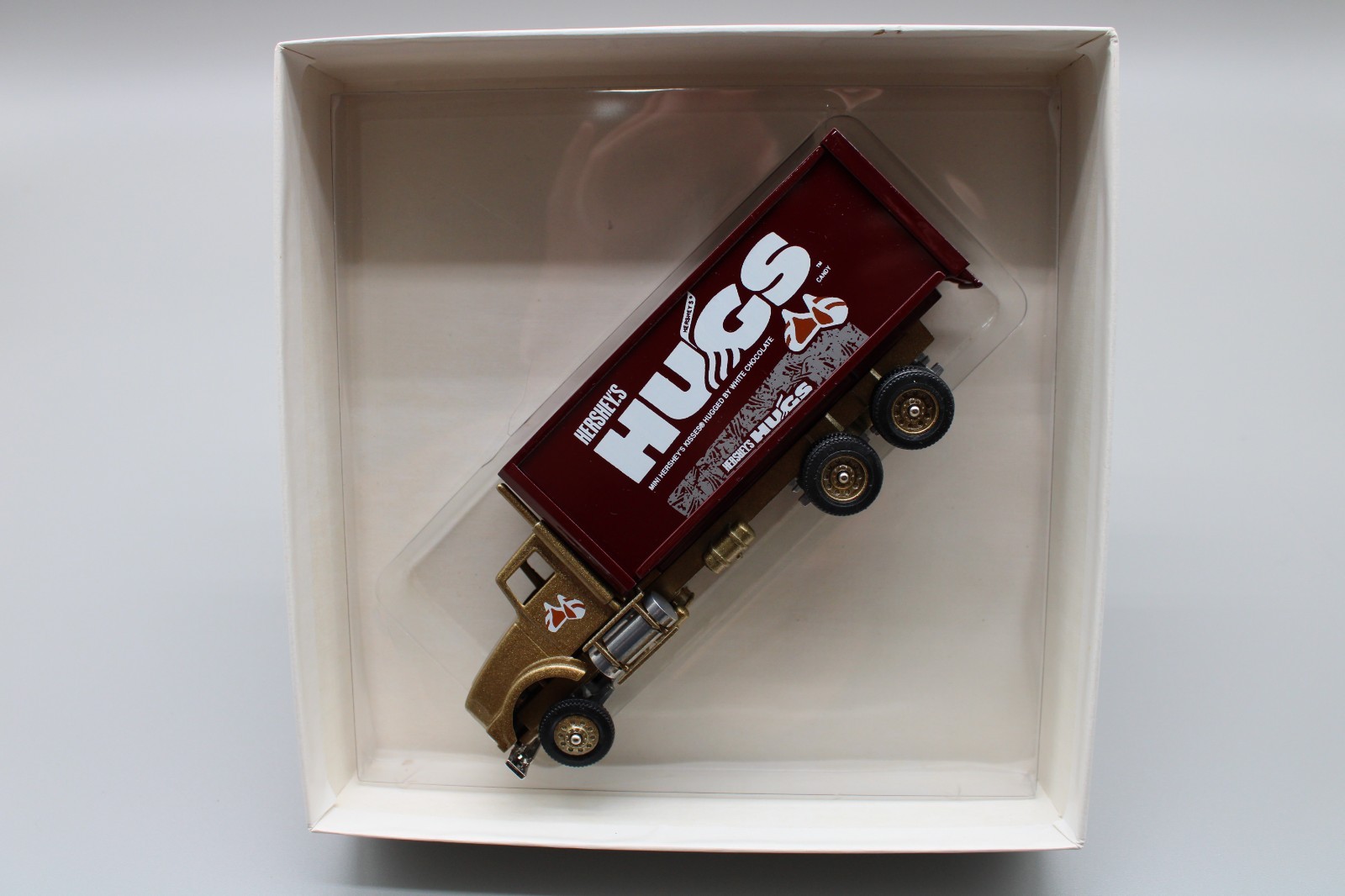 Vintage Winross Hersheys Hugs 1:64 Diecast Straight Truck Box Trailer NEW