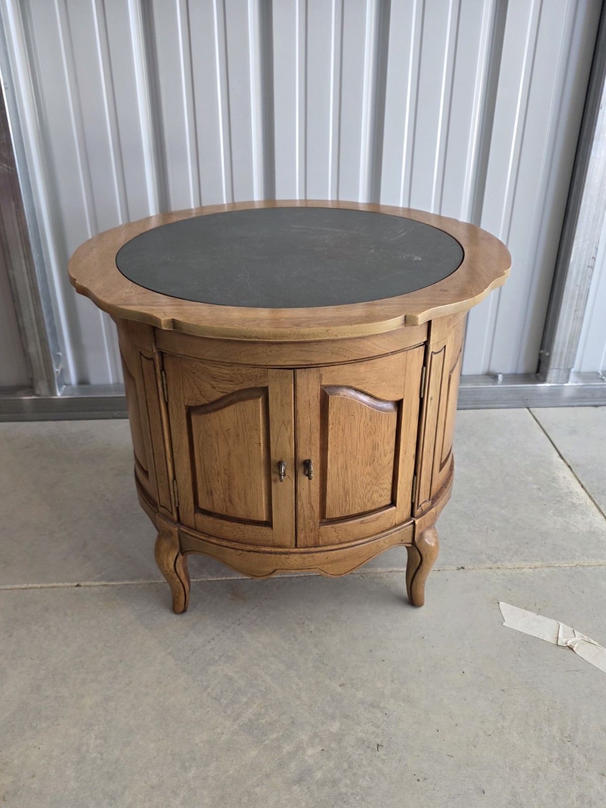 VINTAGE MID CENTURY THOMASVILLE ROUND WOOD SIDE TABLE  T-55-7135-11 W/ SLATE TOP