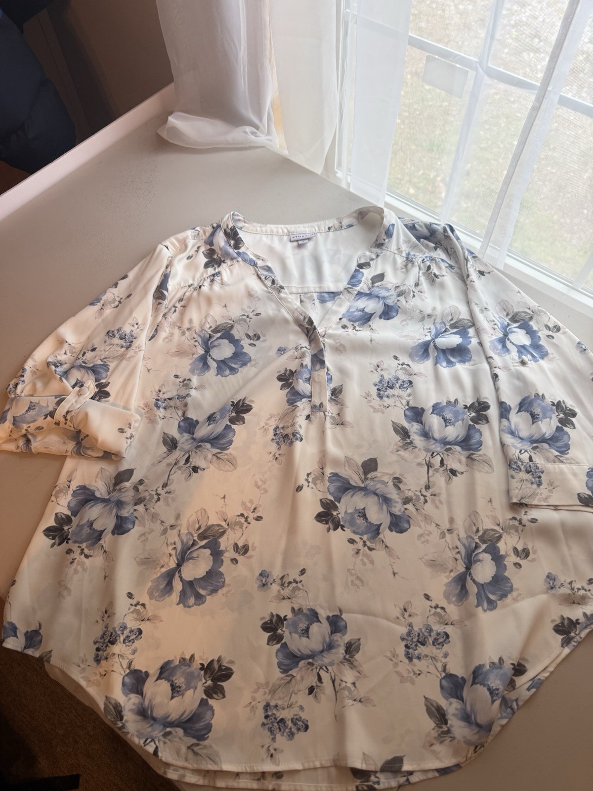 Excellent Women\'s Size 2 Torrid Blue Floral Blouse Excellent Women\'s Size 2 Torrid Blue Floral Blouse