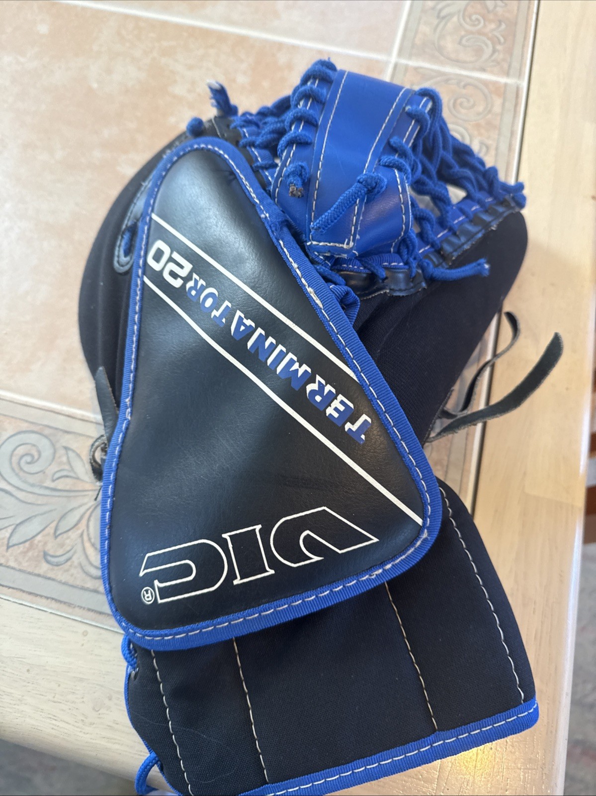 Hockey Goalie Trapper Vic Terminator 20 Black And Blue (late 1980\'s) Hockey Goalie Trapper Vic Terminator 20 Black And Blue (late 1980\'s)