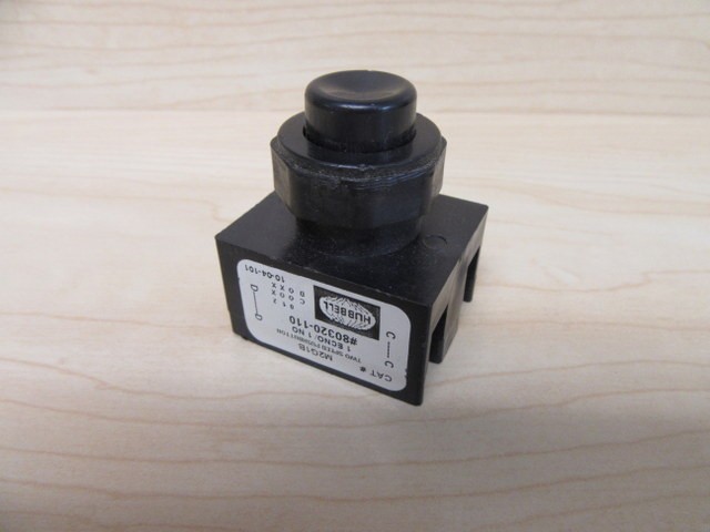 Hubbell M2G1B Push Button Switch