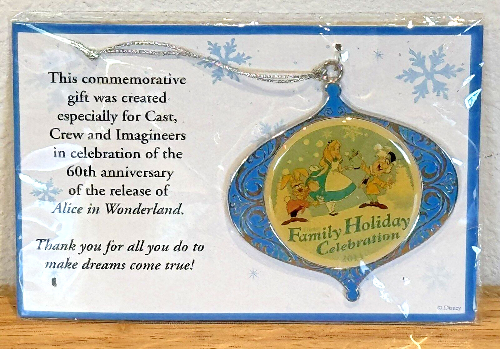 2011 DISNEY CAST MEMBER ALICE IN WONDERLAND FAMILY HOLIDAY CELEBRATION ORNAMENT