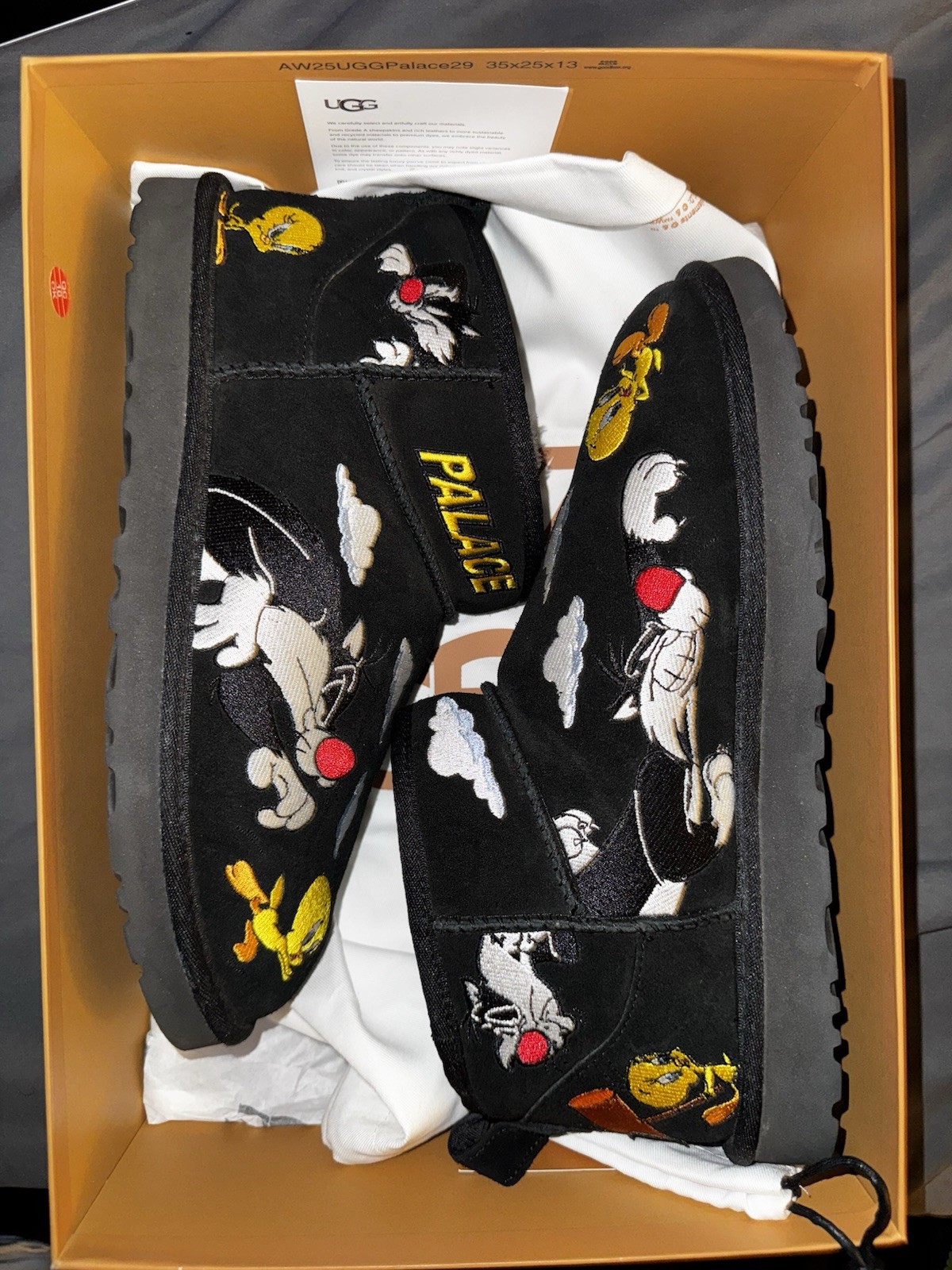 UGG Limited Edition Looney Tunes Black Palace Mid Boot Embroidered Men\'s 10/11 UGG Limited Edition Looney Tunes Black Palace Mid Boot Embroidered Men\'s 10/11