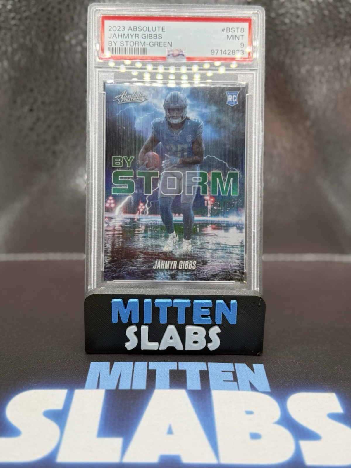 2023 Panini Absolute - By Storm Jahmyr Gibbs #BST-8 Green 01/25 (RC) 2023 Panini Absolute - By Storm Jahmyr Gibbs #BST-8 Green 01/25 (RC)
