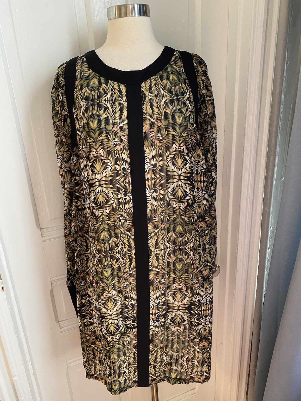 BCBG MAXAZRIA BLACK ACCENTS WITH MULTICOLOR DESIGNS-SIZEL-BEAUTIFUL-NWOT-SALE BCBG MAXAZRIA BLACK ACCENTS WITH MULTICOLOR DESIGNS-SIZEL-BEAUTIFUL-NWOT-SALE