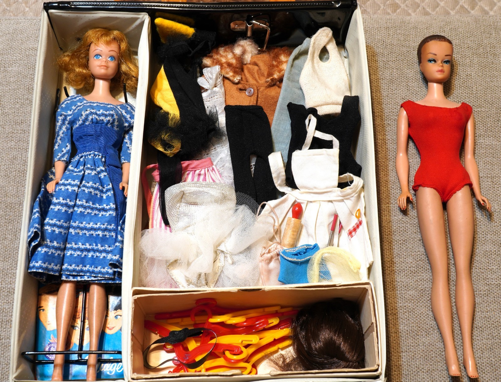 Vintage Barbie Midge Case With Dolls Clothing & Stand Vintage Barbie Midge Case With Dolls Clothing & Stand