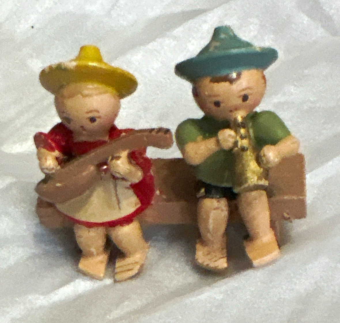 1:12 Dollhouse Miniature Wood Figurines with Bench, Multicolor 1:12 Dollhouse Miniature Wood Figurines with Bench, Multicolor