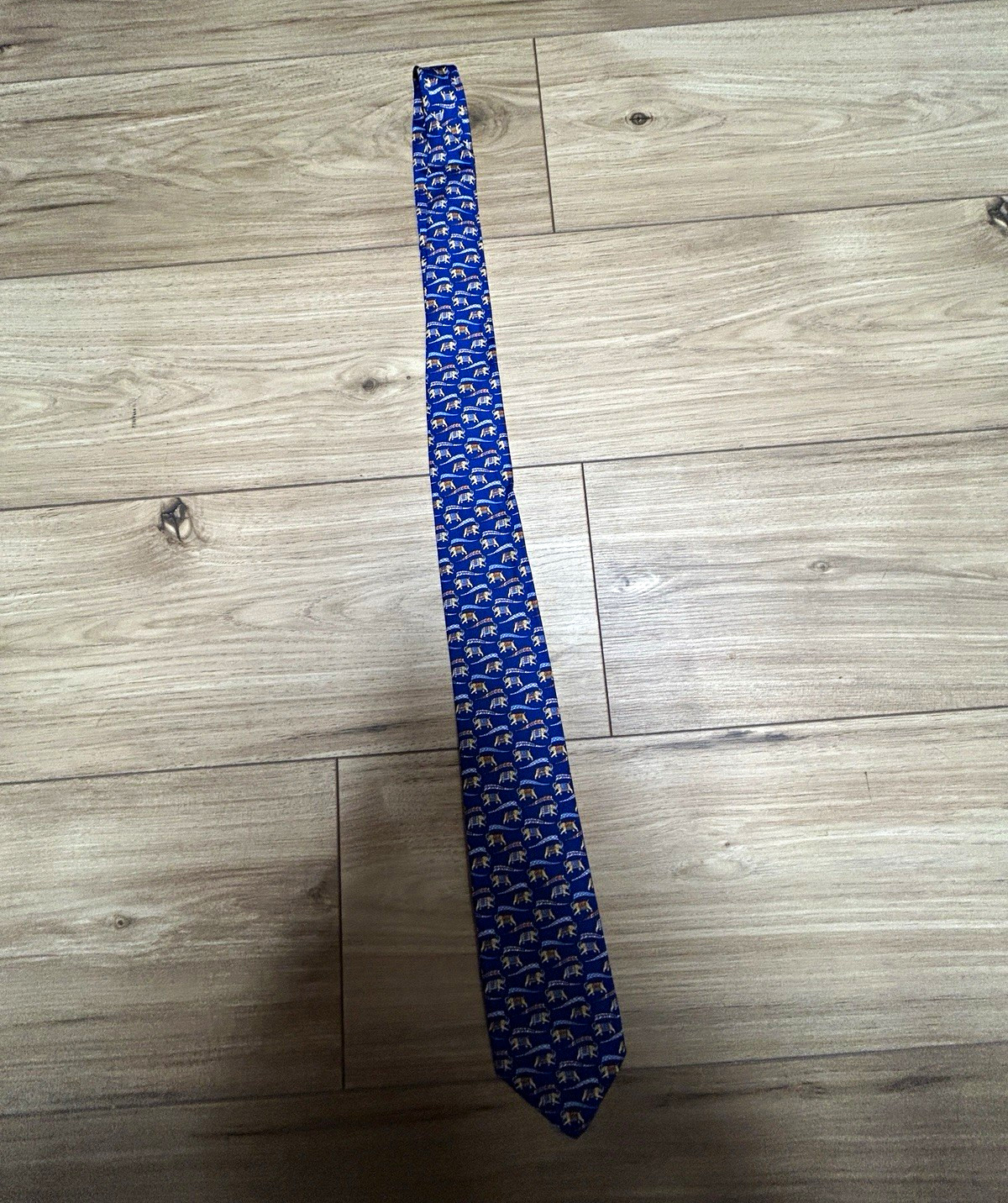 Salvatore Ferragamo Men\'s Blue Animal Print Woven Silk Tie Logo Made in Italy Salvatore Ferragamo Men\'s Blue Animal Print Woven Silk Tie Logo Made in Italy